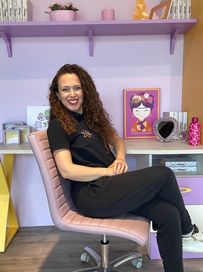 Sonia Sacco nel suo studio, seduta e sorridente